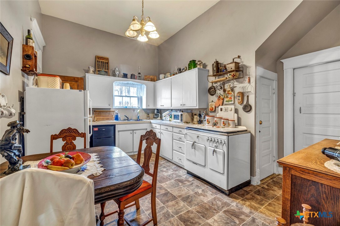 606 S Key Avenue Property Photo 16