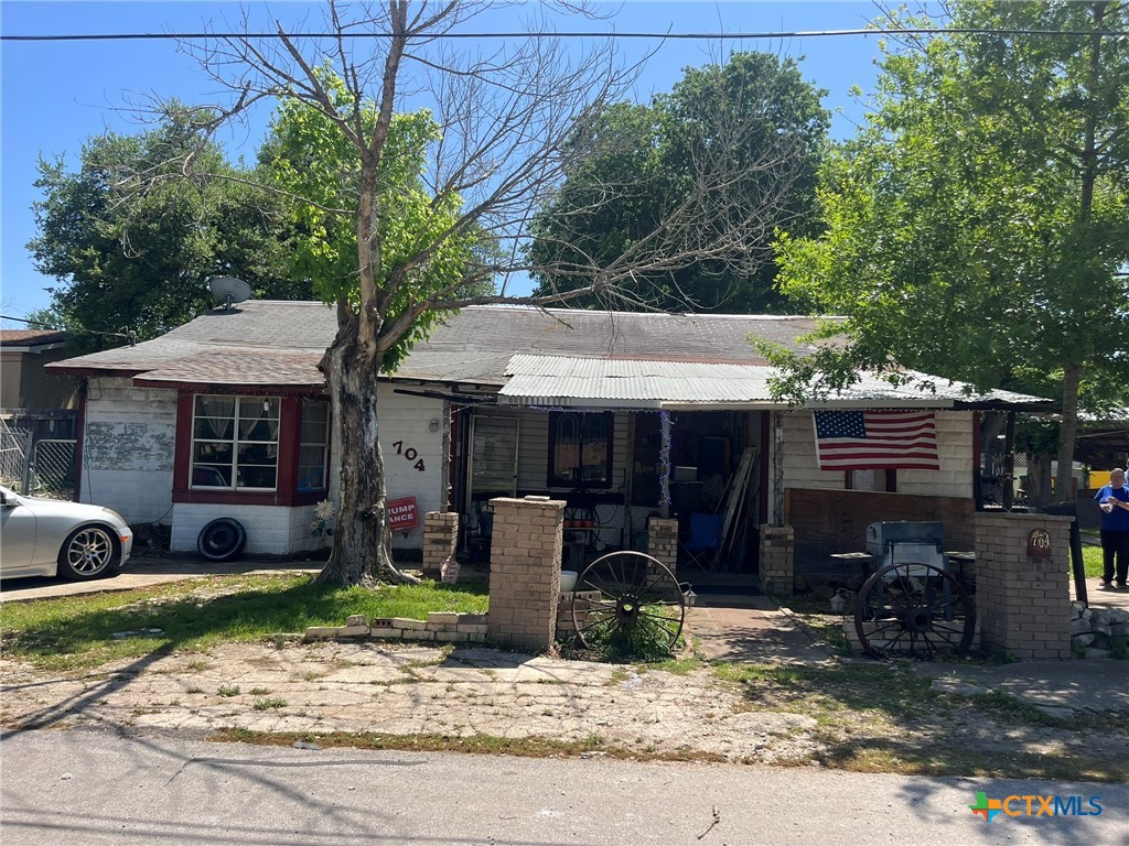704 W Avenue B Property Photo