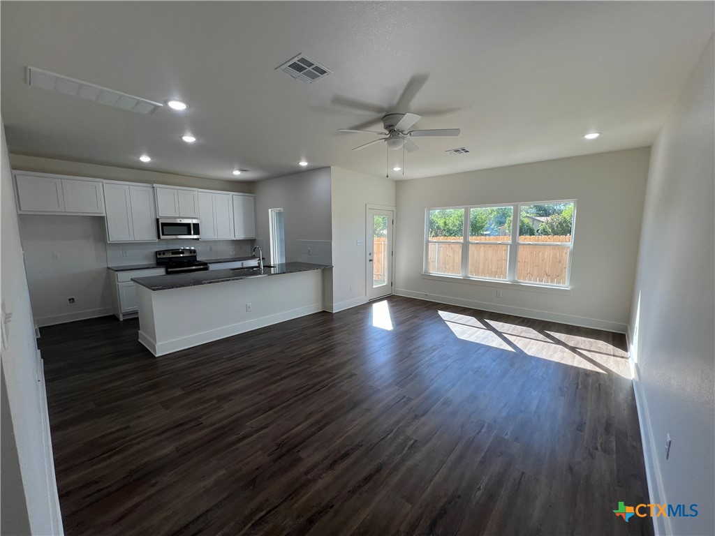 1818 Royal Loop Property Photo 5