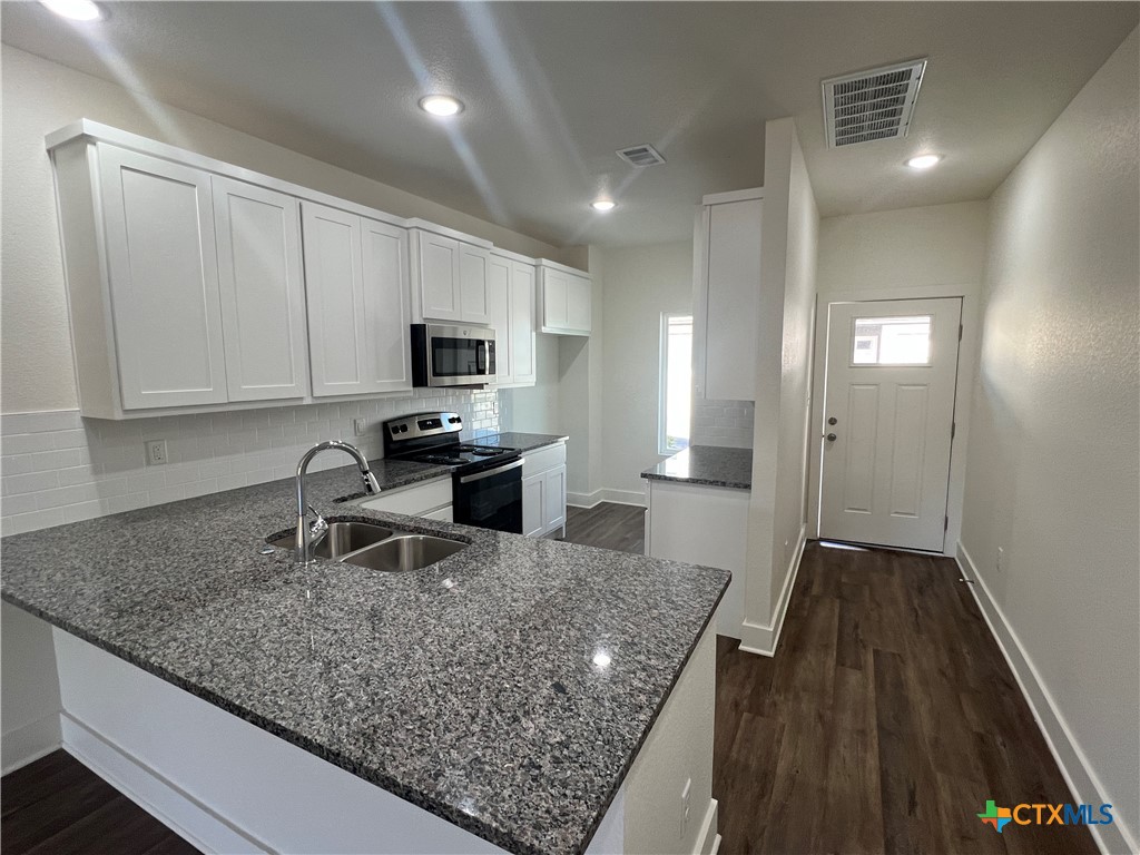 1826 Royal Loop Property Photo 4