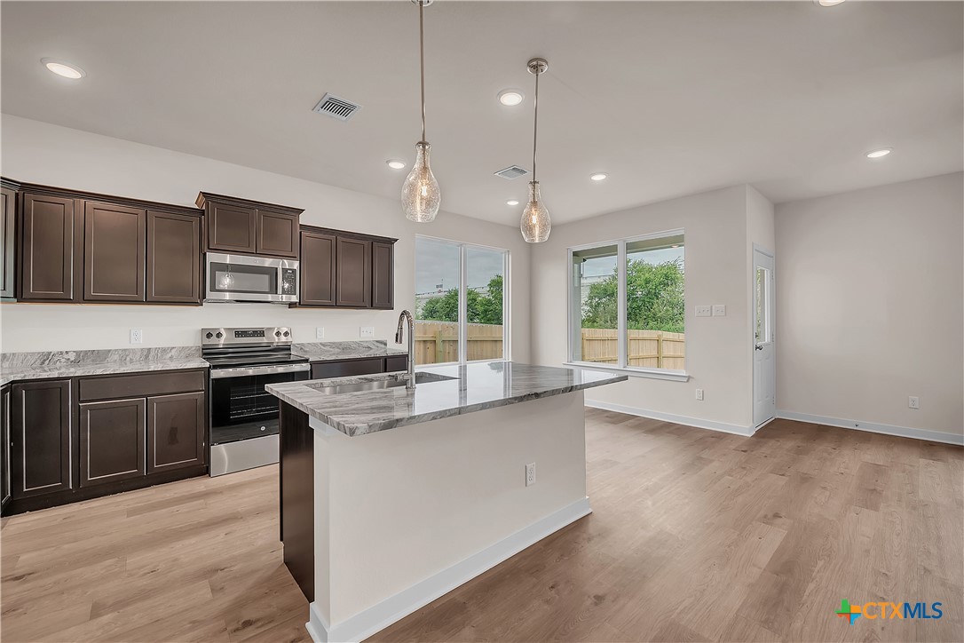 126 University Avenue Property Photo 28