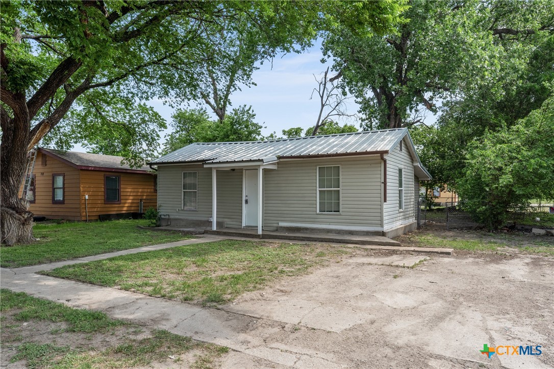 714 W Avenue J Property Photo