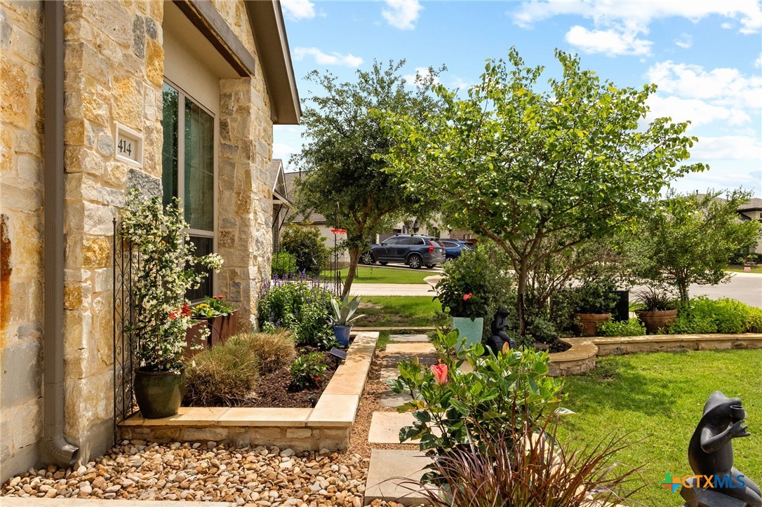 414 Juana Way Property Photo 3