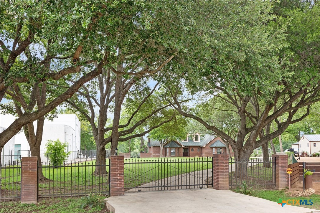 640 Woodlake Drive Property Photo 2