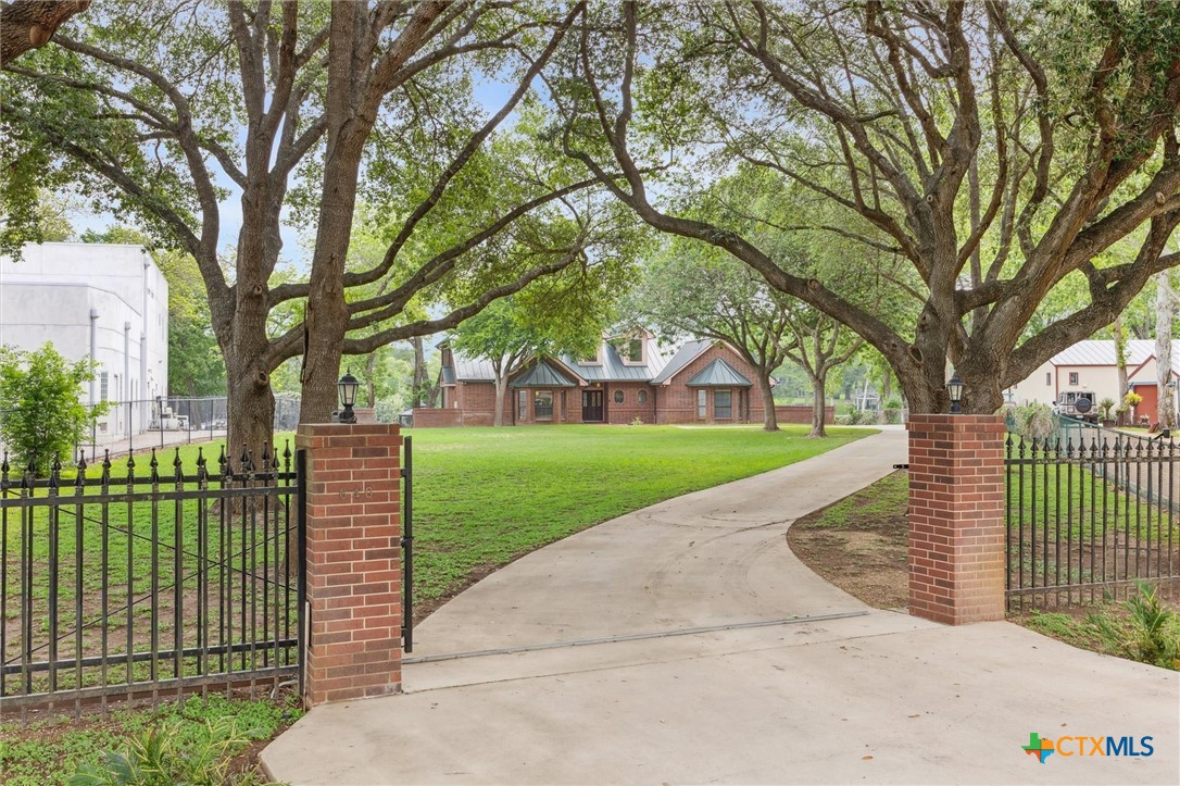 640 Woodlake Drive Property Photo 3