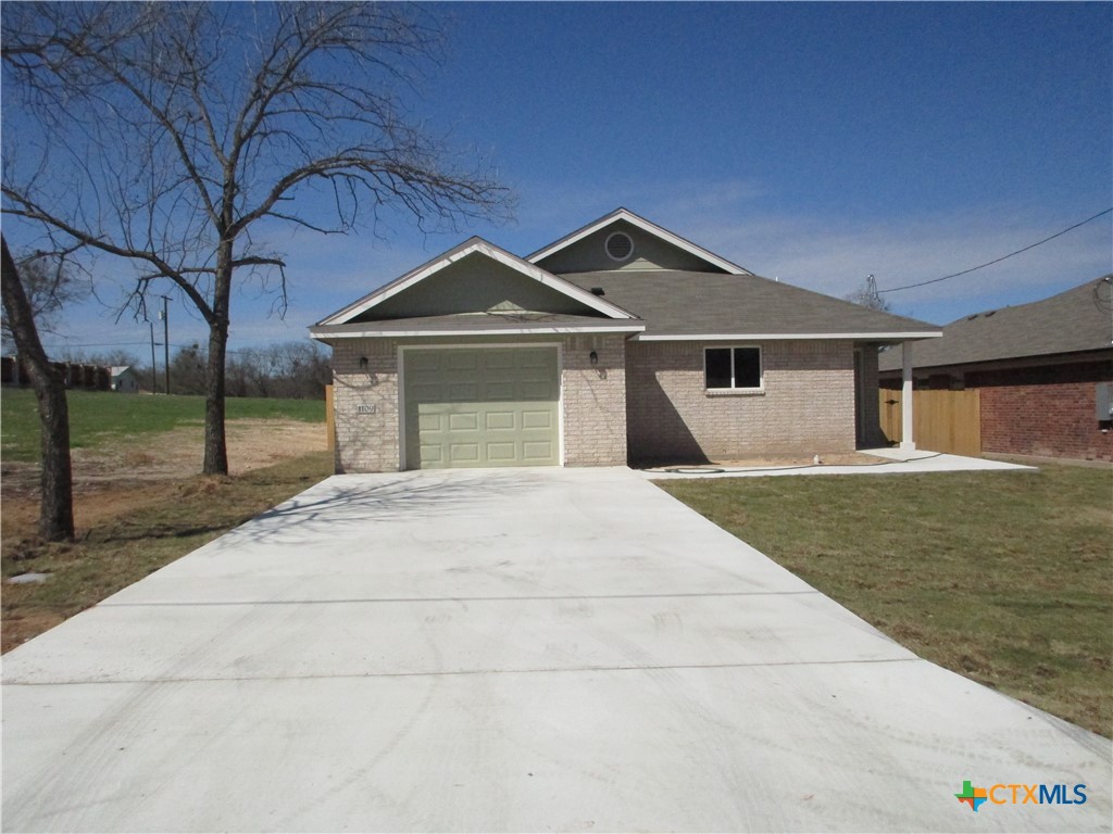 1109 E Avenue F Property Photo 1