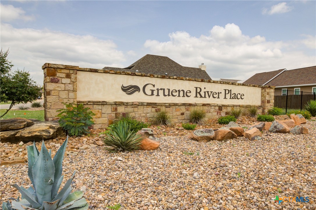 945 Gruene Place Drive Property Photo 2