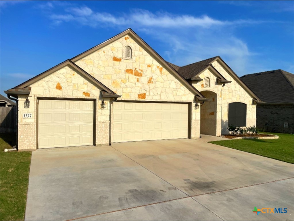 1527 Cobble Hill Court Property Photo 2