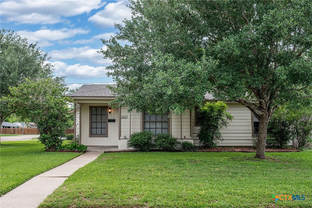 2607 E Mistletoe Avenue Property Photo 1