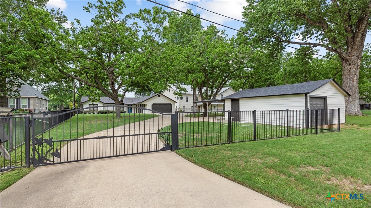 1309 E Zipp Road Property Photo 1