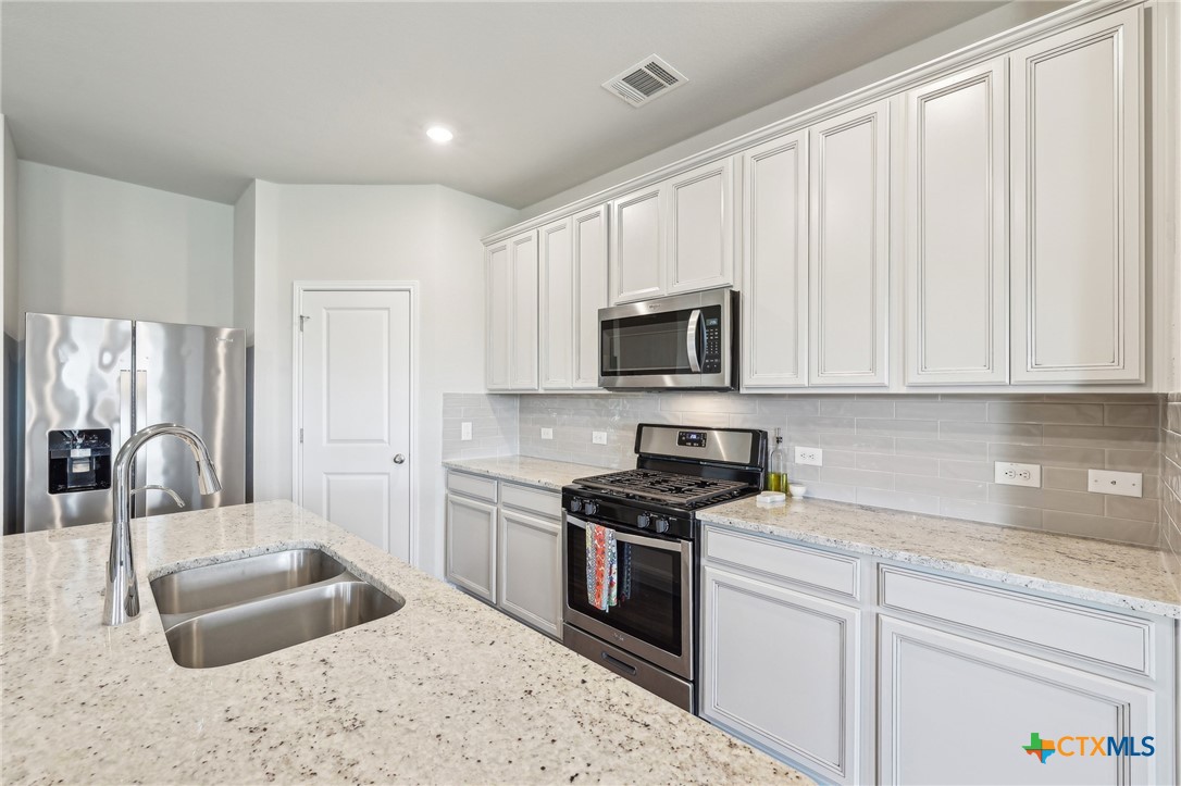 300 Golden Plains Parkway Property Photo 8