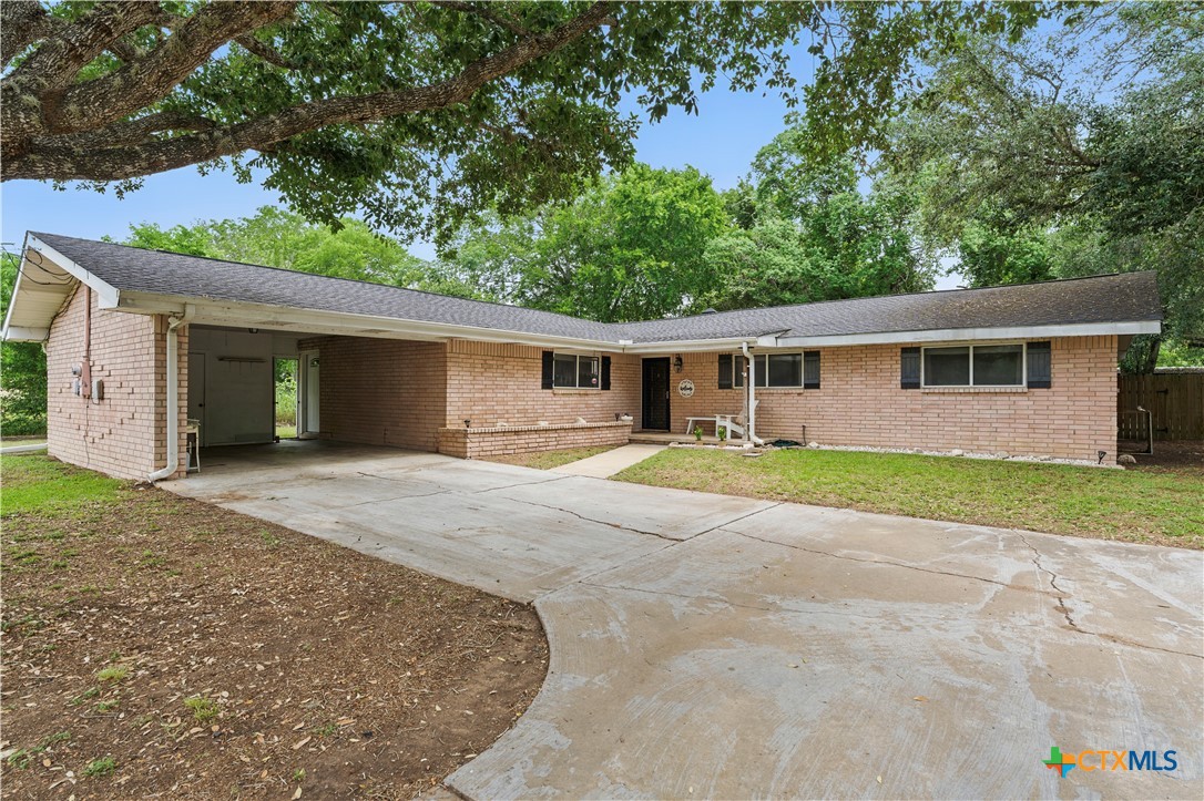 206 Live Oak Street Property Photo 1