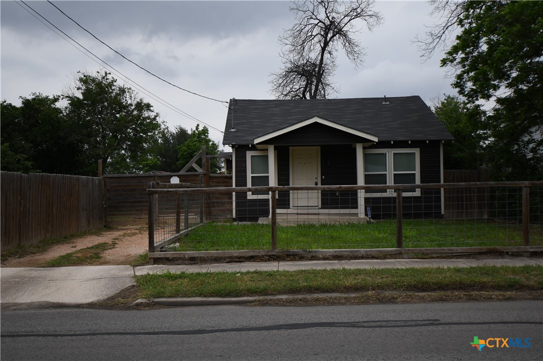 1213 W Southcross Boulevard Property Photo 1