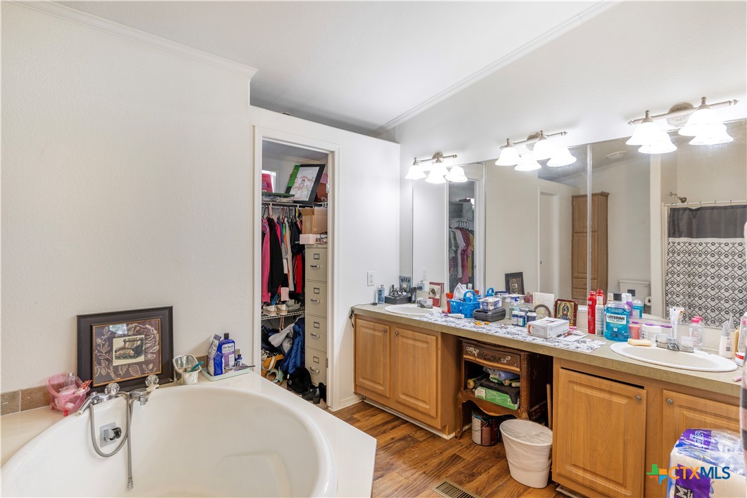 102 Fannin Oaks Drive Property Photo 16