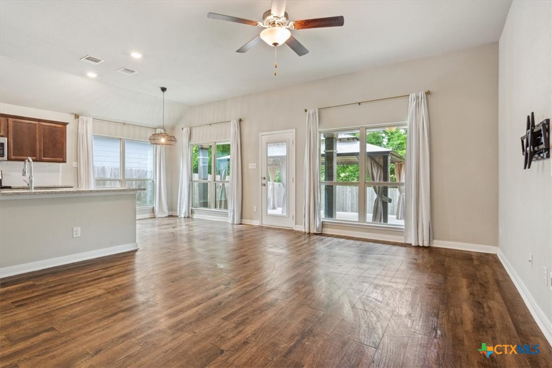 610 Hobby Road Property Photo 9