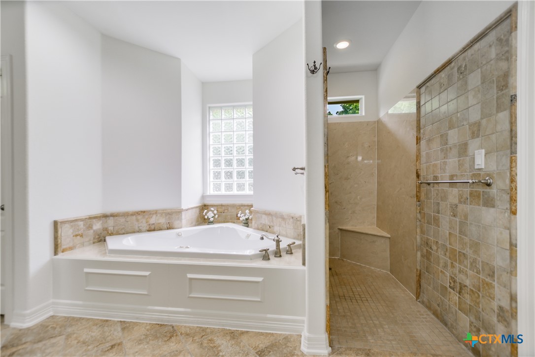 112 Oak Plaza Drive Property Photo 20