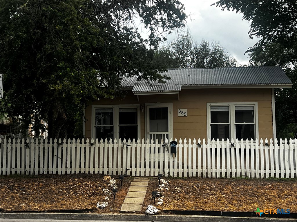 385 Comal Avenue Property Photo 1