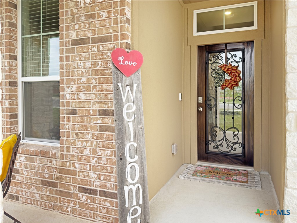 327 Steele Way Property Photo 4