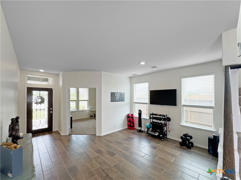 327 Steele Way Property Photo 8