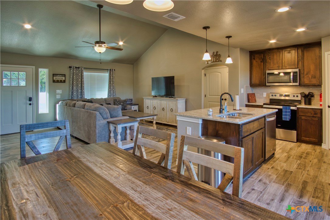 1139 Cedar Bend Property Photo 5