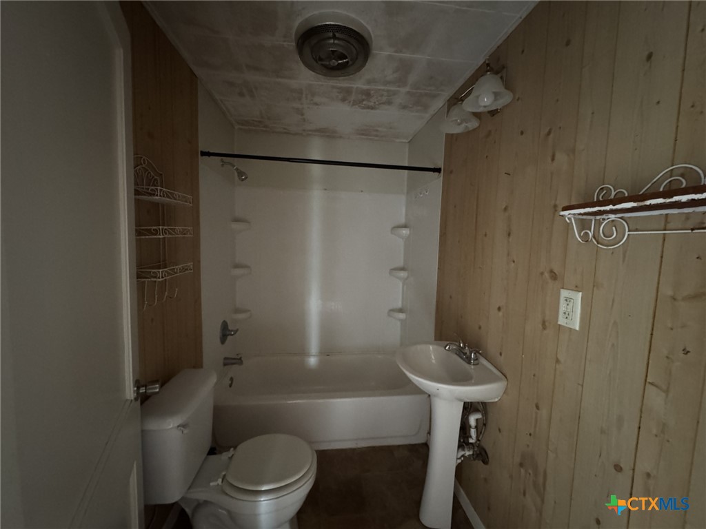 401 W 2nd Street Property Photo 8