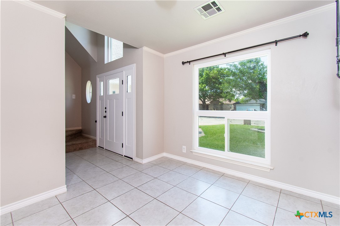 2318 Stratford Drive Property Photo 2