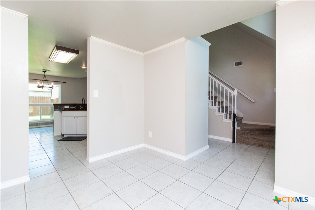 2318 Stratford Drive Property Photo 3