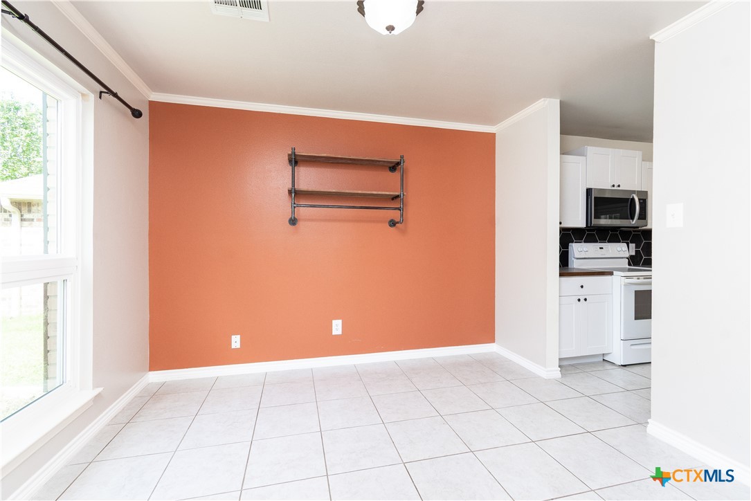 2318 Stratford Drive Property Photo 4