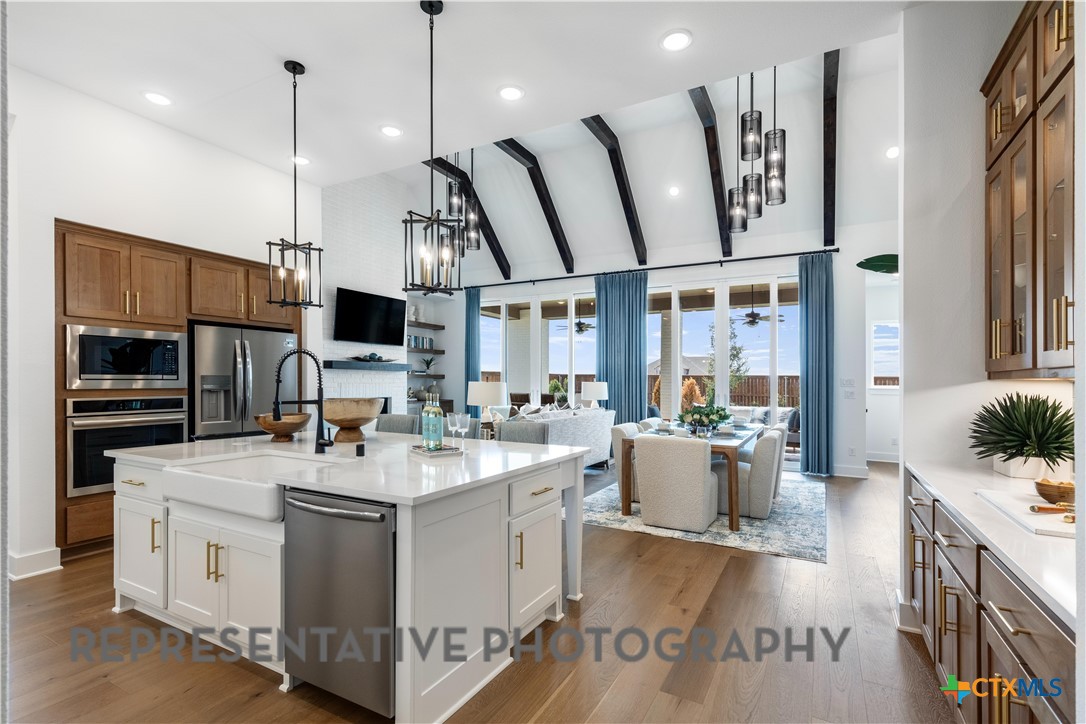 186 Lacey Oak Property Photo 7