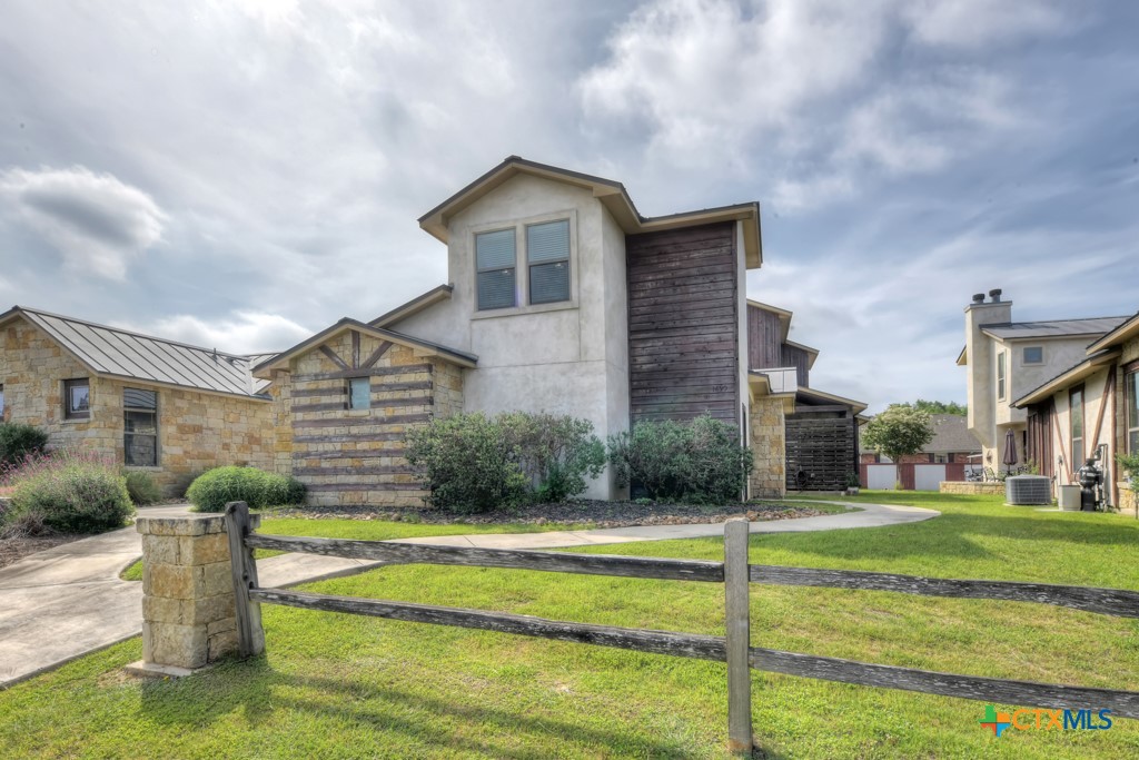1650 Gruene Vineyard Crossing Property Photo 1