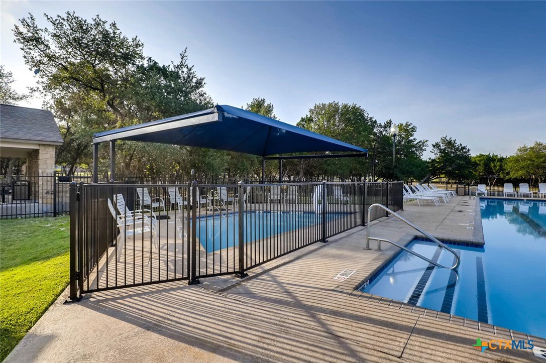 25923 Torch Lily Property Photo 25