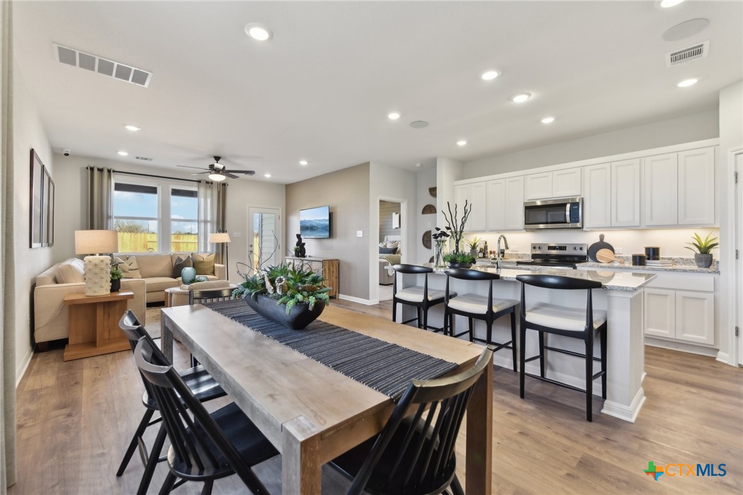 122 Cutleaf Cove Property Photo 4