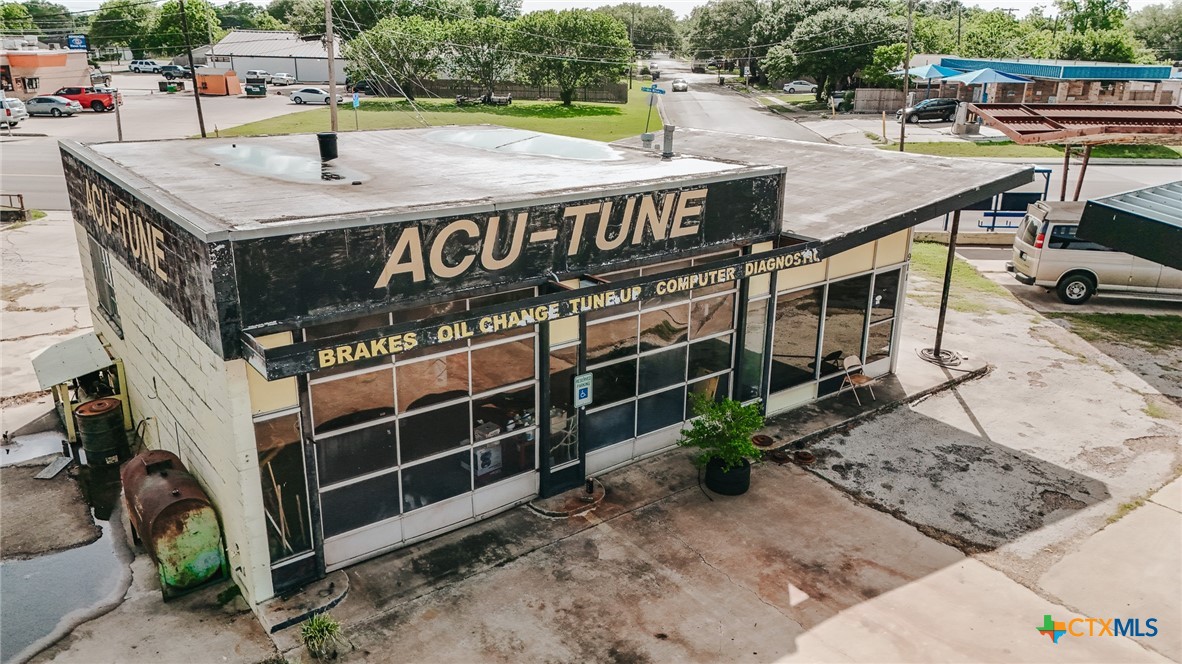 911 Sam Houston Drive Property Photo 2