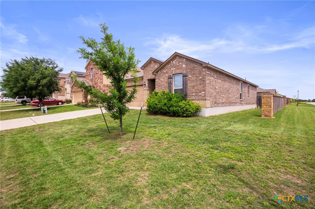 1203 Daffodil Drive Property Photo 4