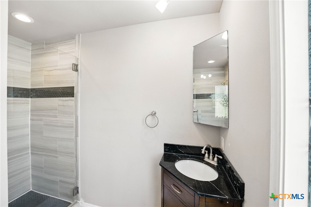 924 Kindersley Street Property Photo 22