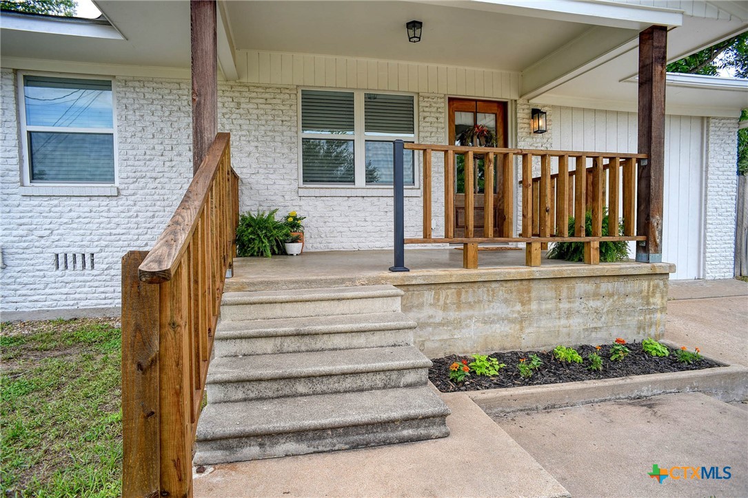 416 S Welhausen Avenue Property Photo 1