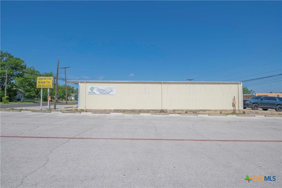 210-212 W Avenue E Property Photo 8