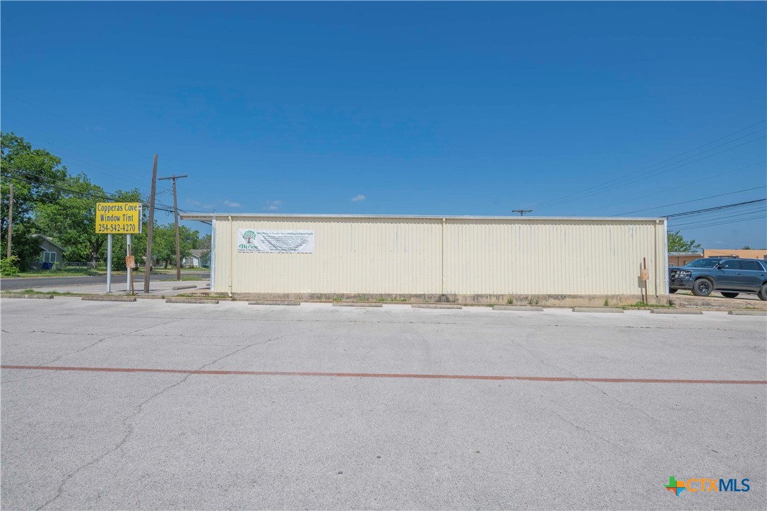 210-212 W Avenue E Property Photo 9