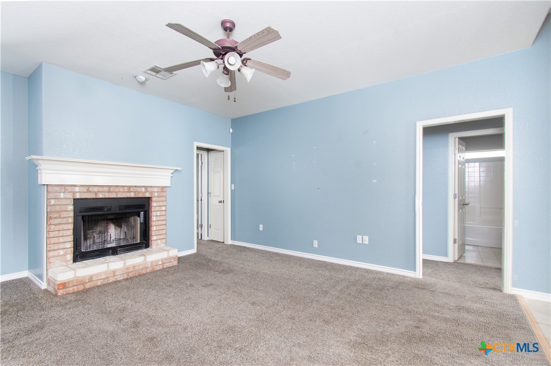 5204 Southern Crossing Drive Property Photo 3