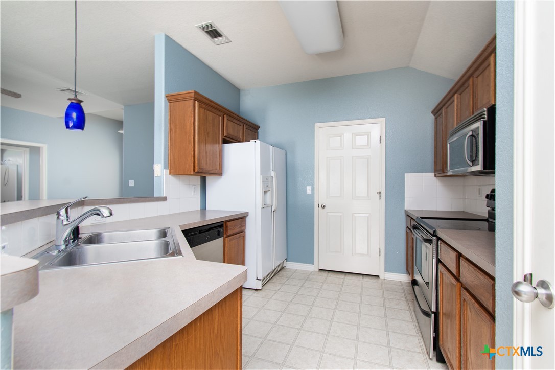 5204 Southern Crossing Drive Property Photo 6