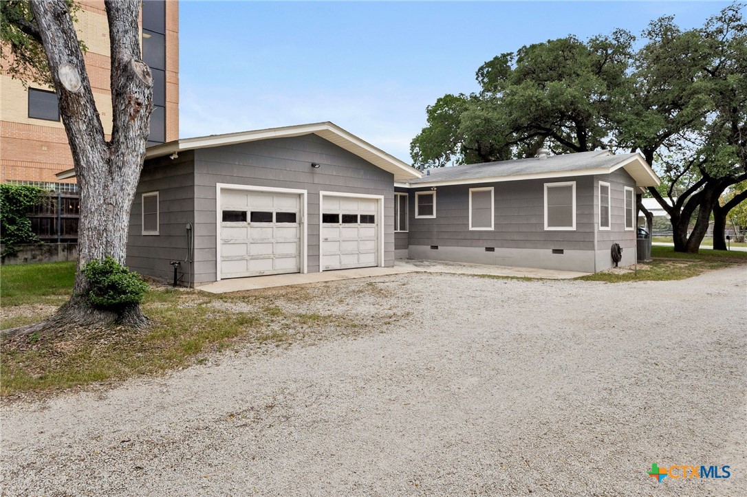 571 N Houston Avenue Property Photo 5