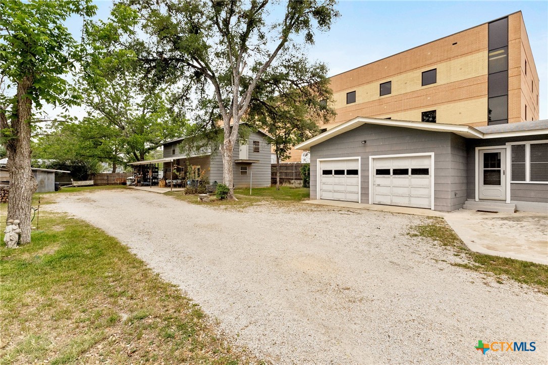 571 N Houston Avenue Property Photo 6