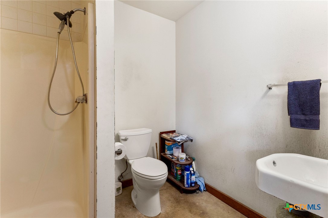 571 N Houston Avenue Property Photo 24