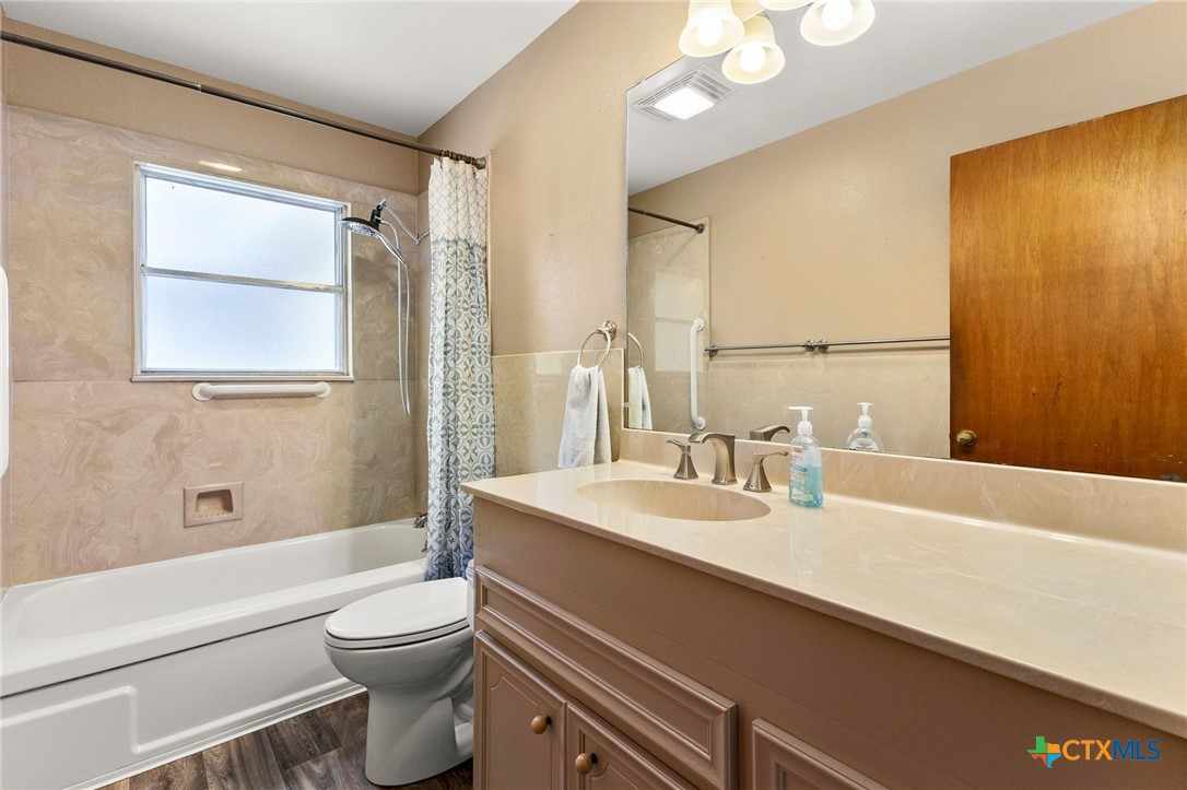 571 N Houston Avenue Property Photo 15
