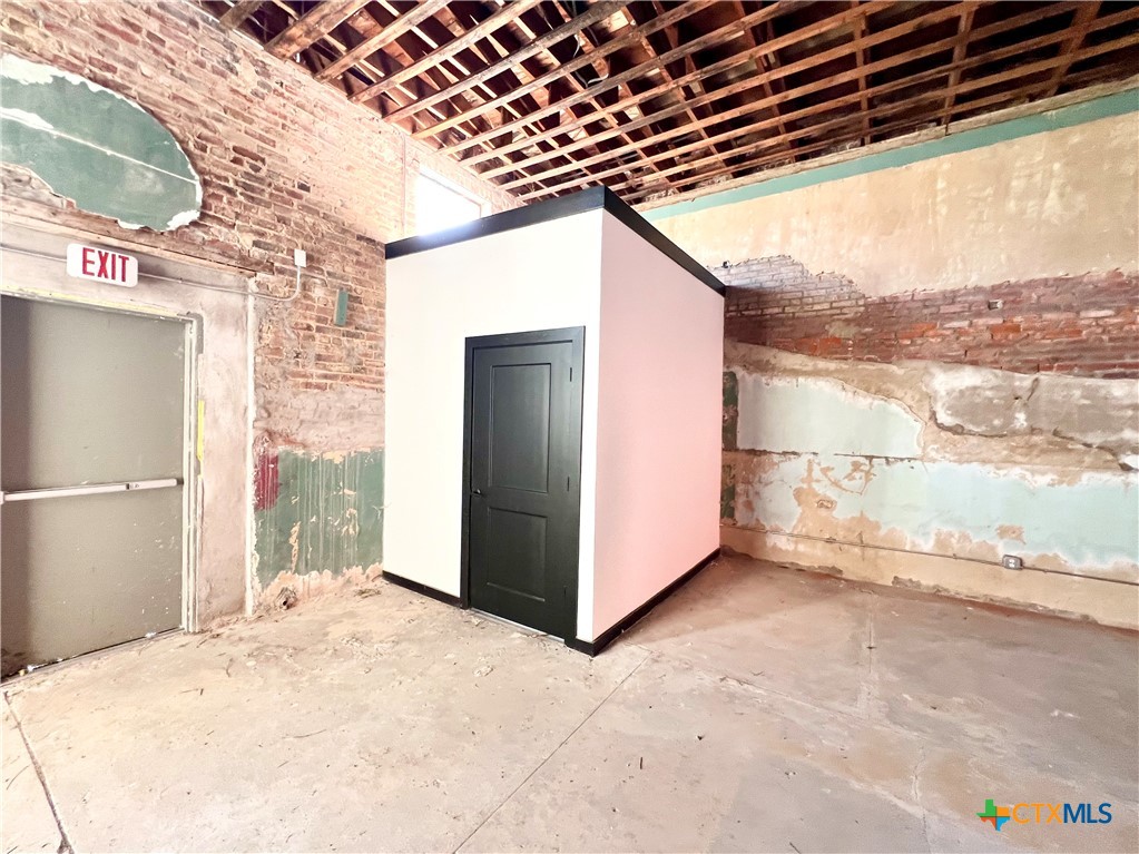 135 E Clark Street Property Photo 9