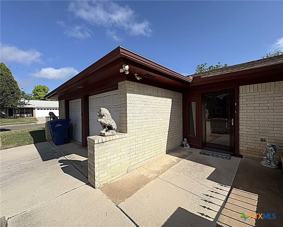1613 Velma Avenue Property Photo 3
