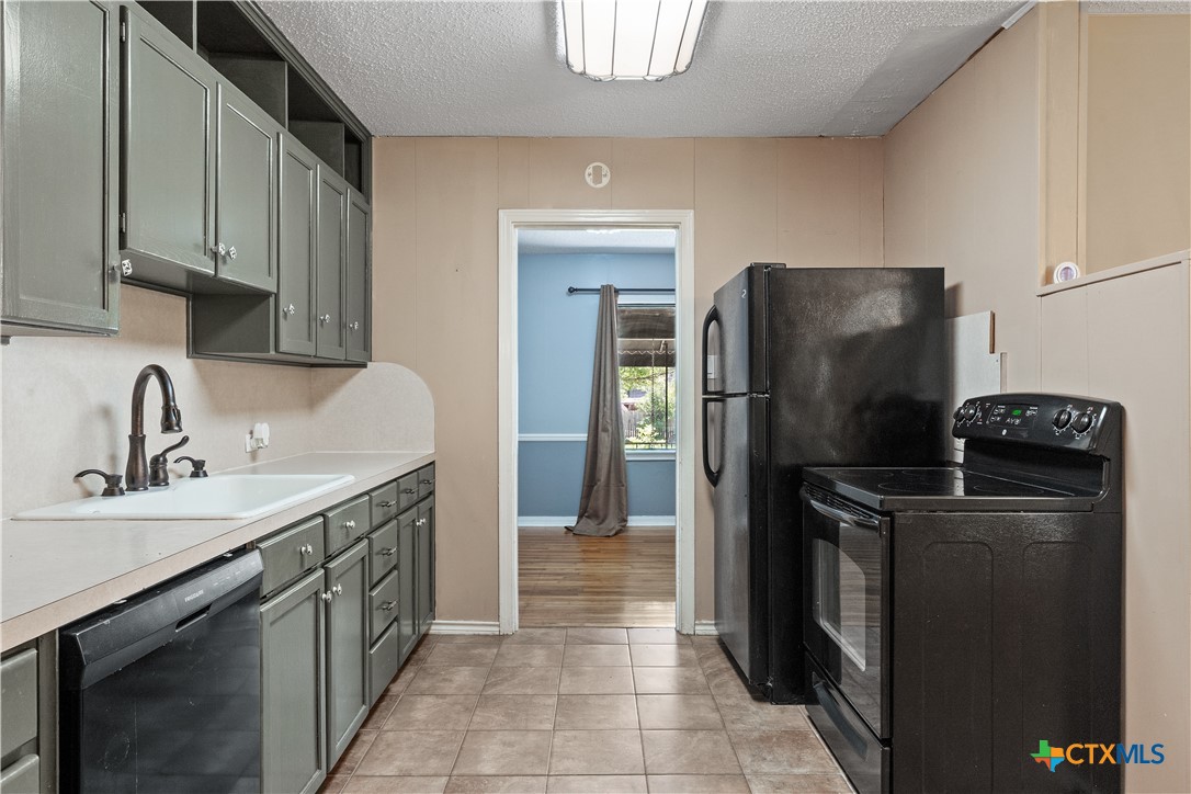 1404 N Beal Street Property Photo 10