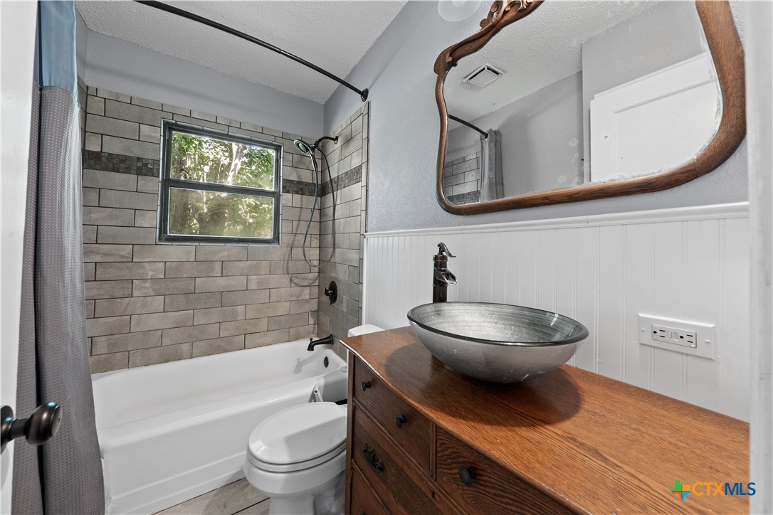 1404 N Beal Street Property Photo 17