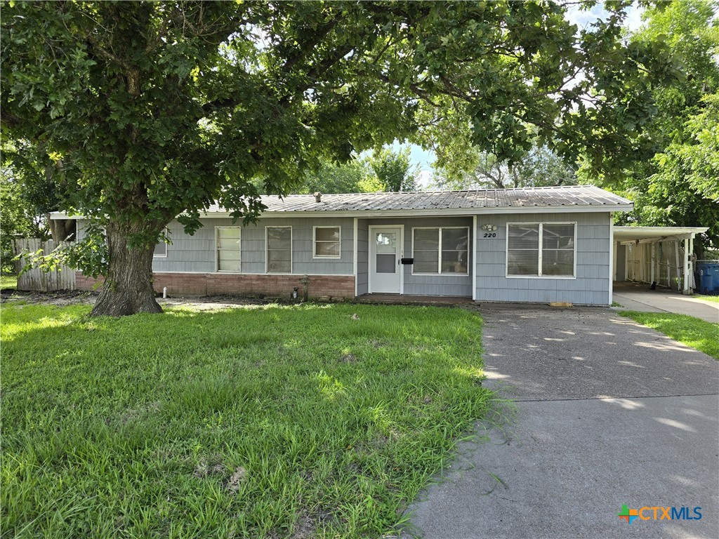 220 Davis Avenue Property Photo 2
