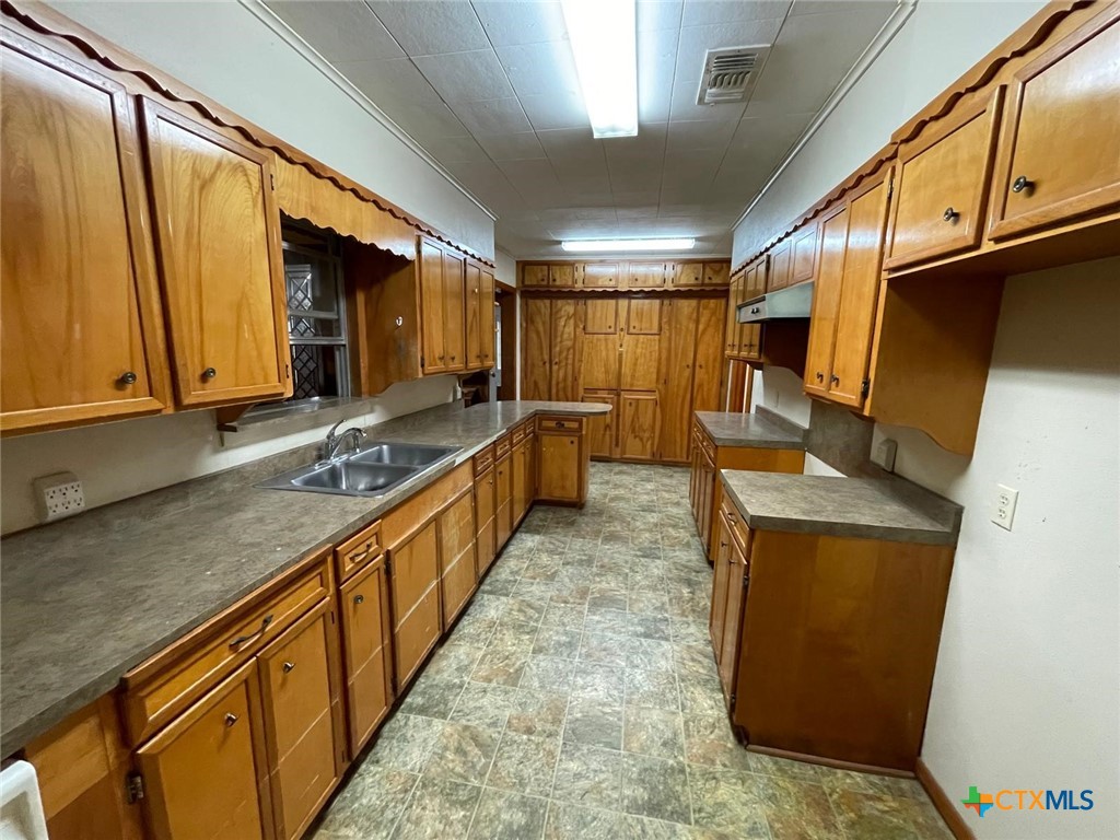 220 Davis Avenue Property Photo 2